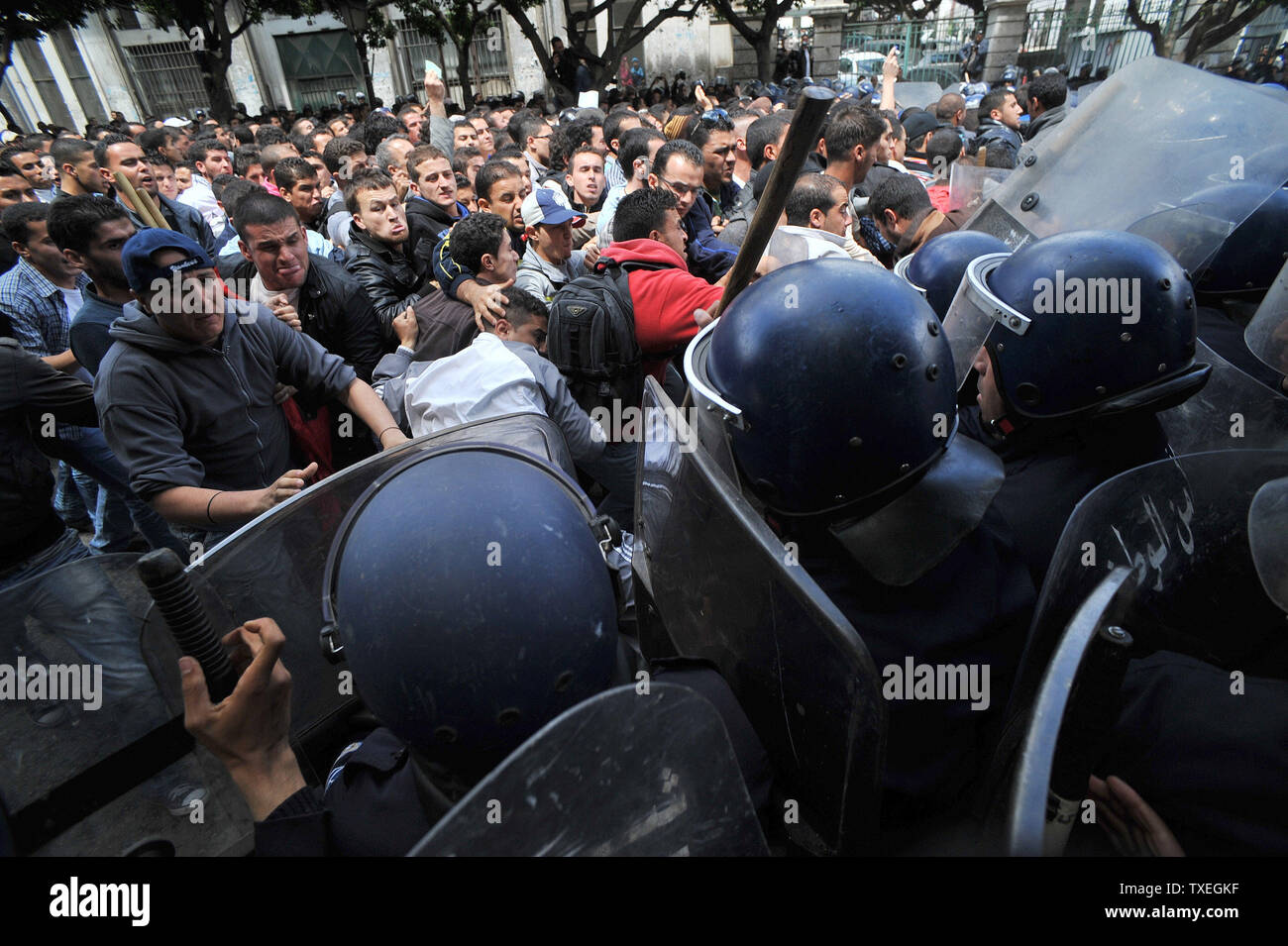 Des centaines d'étudiants algériens exigeant le changement politique démontrer le 2 mai 2011 dans le centre d'Alger. Des affrontements ont éclaté entre les forces de sécurité et les étudiants, en laissant au moins neuf personnes blessées, dont trois policiers. Les étudiants avaient prévu de se rencontrer à Alger' bureau de poste central, qui est un monument dans la capitale, et en mars sur les édifices gouvernementaux à environ deux kilomètres, mais aussi de la police s'est avéré par centaines. Les élèves ont essayé plusieurs fois de briser la barrière de la police et de la police ont commencé à utiliser leurs matraques, tandis que leurs adversaires ont lancé un projectile fait de gla Banque D'Images