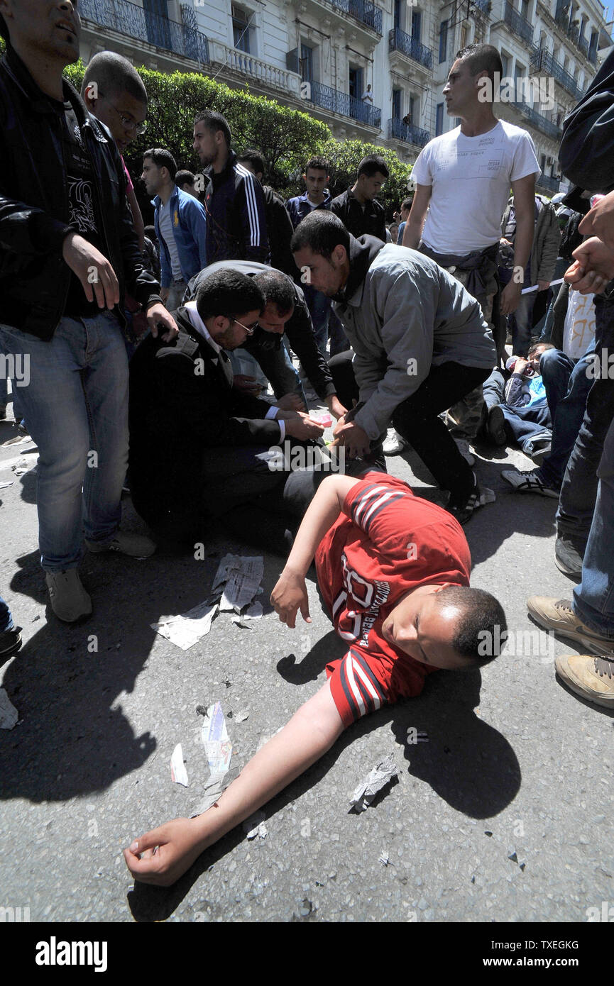 Des centaines d'étudiants algériens exigeant le changement politique démontrer le 2 mai 2011 dans le centre d'Alger. Des affrontements ont éclaté entre les forces de sécurité et les étudiants, en laissant au moins neuf personnes blessées, dont trois policiers. Les étudiants avaient prévu de se rencontrer à Alger' bureau de poste central, qui est un monument dans la capitale, et en mars sur les édifices gouvernementaux à environ deux kilomètres, mais aussi de la police s'est avéré par centaines. Les élèves ont essayé plusieurs fois de briser la barrière de la police et de la police ont commencé à utiliser leurs matraques, tandis que leurs adversaires ont lancé un projectile fait de gla Banque D'Images