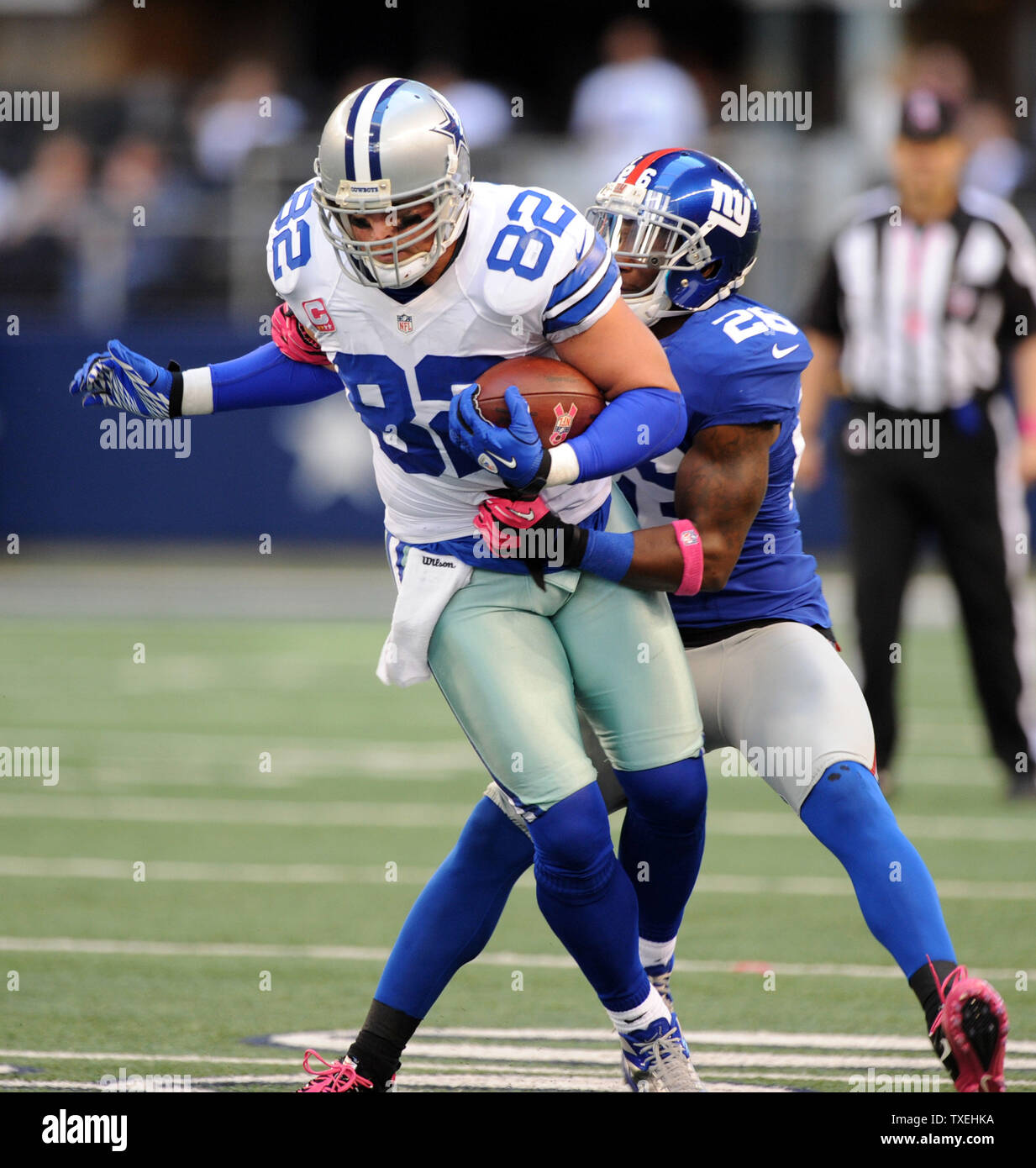 Dallas Cowboys Jason Whitten est encapsulé par les Giants de New York Antrel Rolle après une courte prise au cours du deuxième trimestre au Cowboys Stadium à Arlington, Texas, le 28 octobre 2012. UPI/Ian Halperin Banque D'Images