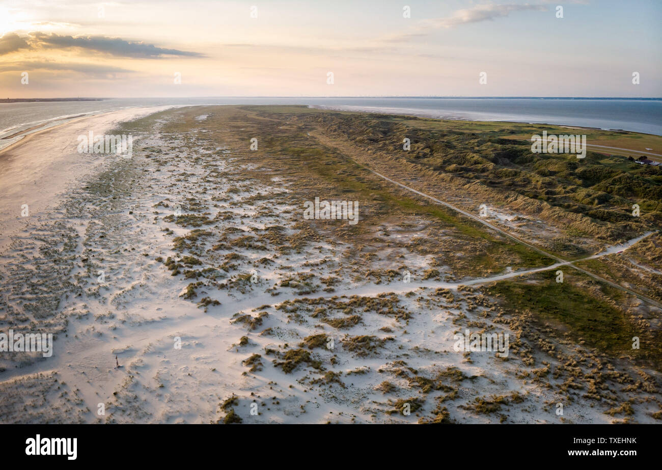 Voir les drones sur les dunes et la plage de sable de l'île de Juist, dans la mer du Nord en été. Banque D'Images