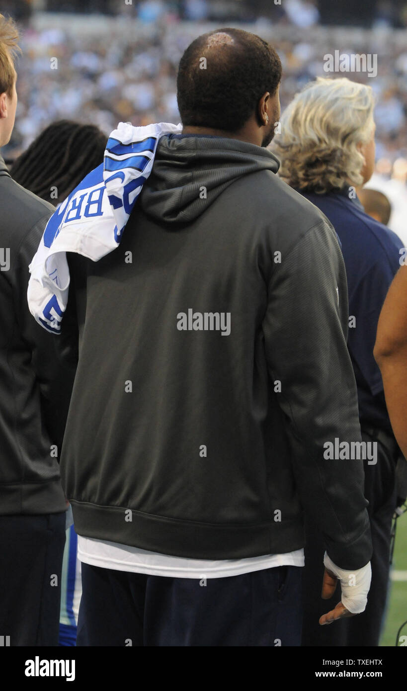 Cowboys de Dallas dvd Josh Brent tient le jersey de coéquipier Jerry Bown, Jr. à l'écart des Cowboys et Pittsburgh Steelers match au Cowboys Stadium à Arlington, Texas le 16 décembre 2012. Brent a été accusé d'homicide involontaire coupable d'intoxication après un accident à un seul véhicule la semaine dernière qui a tué Brown. UPI/Ian Halperin Banque D'Images