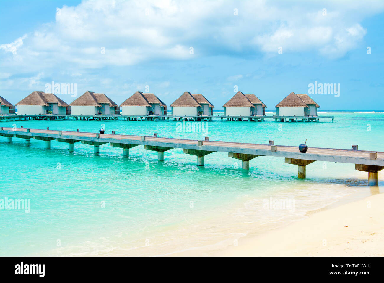 Magnifique paysage de villas sur l'eau dans un hôtel de luxe, île de Kanuhura Banque D'Images