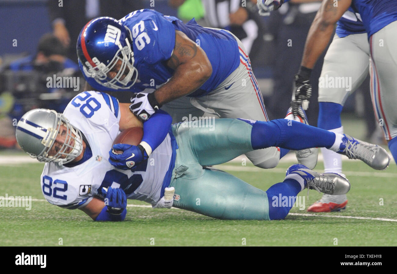 Dallas Cowboys Jason Whitten est abordé par les Giants de New York Cullen Jenkins à AT&T Stadium à Arlington, Texas, le 8 septembre 2013. UPI/Ian Halperin Banque D'Images