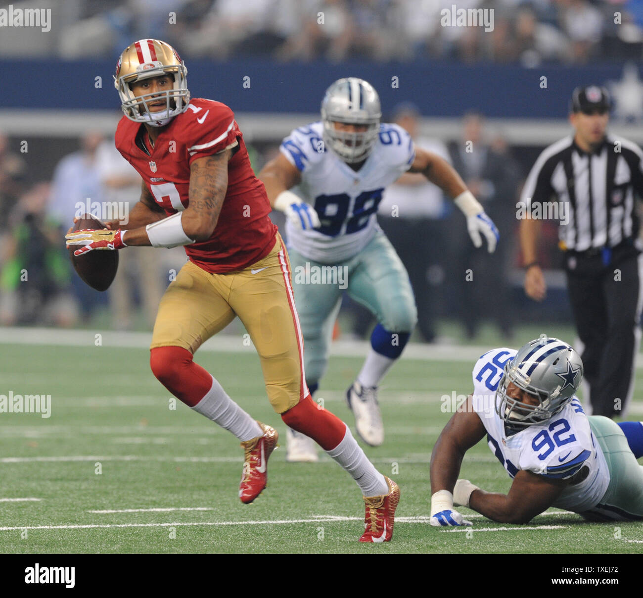 San Francisco 49ers Colin Kaepernick se précipite hors de la poche contre les Dallas Cowboys à AT&T Stadium le 7 septembre 2014 à Arlington, Texas. UPI/Ian Halperin Banque D'Images
