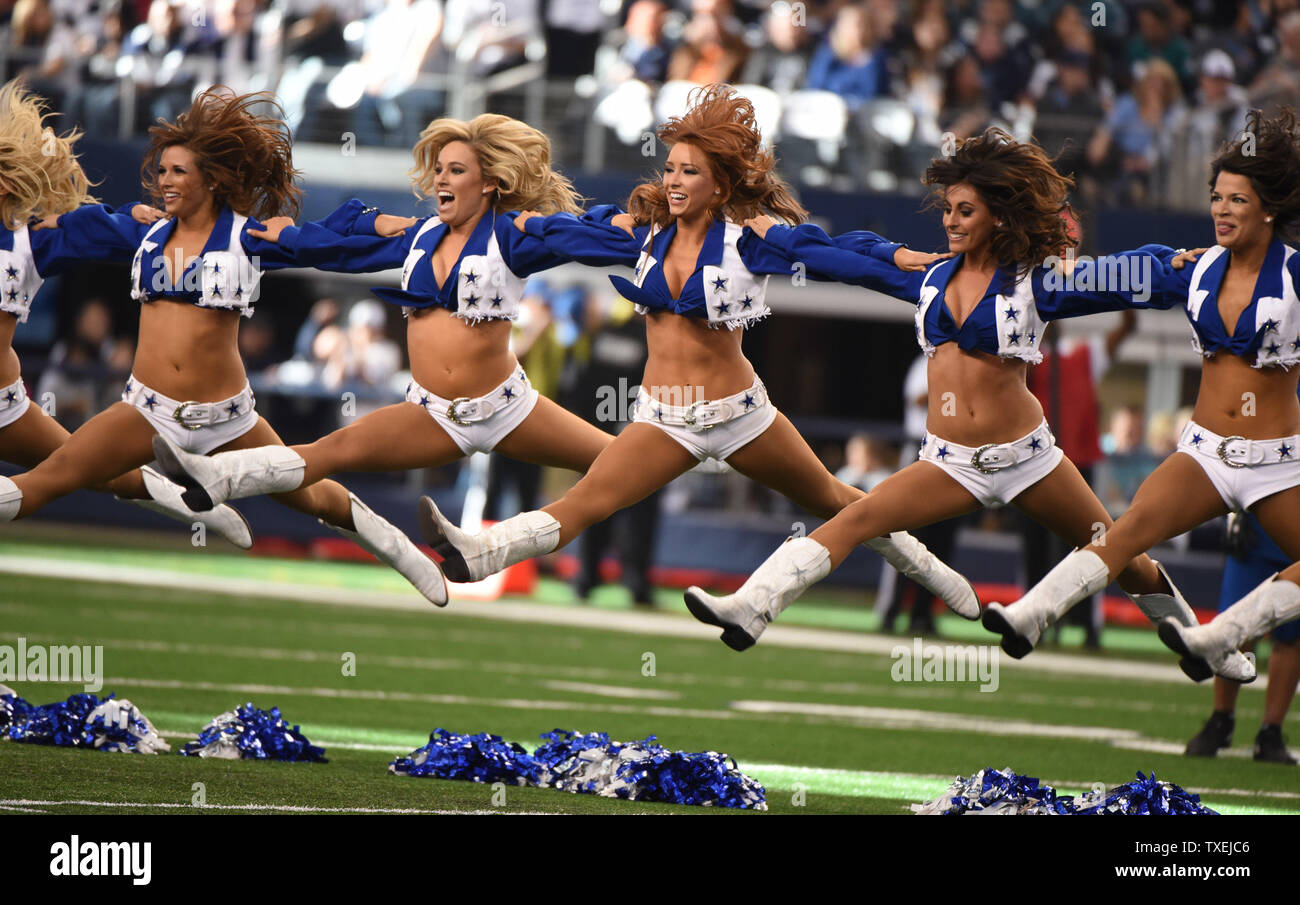 Dallas Cowboys Cheerleaders effectuer pendant les cowboys et Phildelphia Eagles match au Stade AT&T le 27 novembre 2014 à Arlington, Texas. UPI/Ian Halperin Banque D'Images