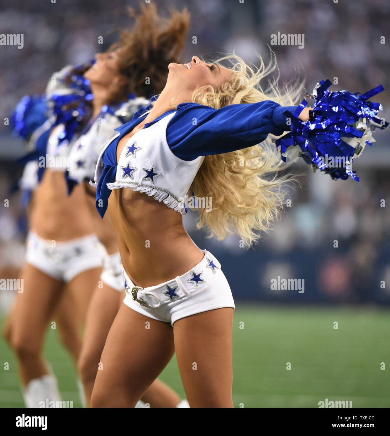 Dallas Cowboys Cheerleaders effectuer pendant les cowboys et Phildelphia Eagles match au Stade AT&T le 27 novembre 2014 à Arlington, Texas. UPI/Ian Halperin Banque D'Images
