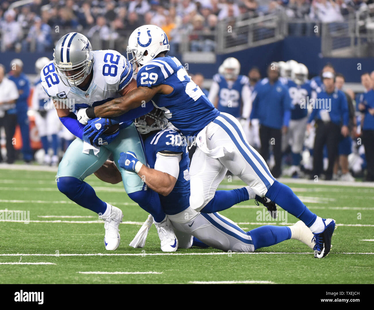 Dallas Cowboys Jason Whitten est encapsulé par Indianaplois Colts LaRon Landry (30) et Mike Adams (29) au cours du premier semestre à AT&T Stadium le 21 décembre 2014 à Arlington, Texas. UPI/Ian Halperin Banque D'Images