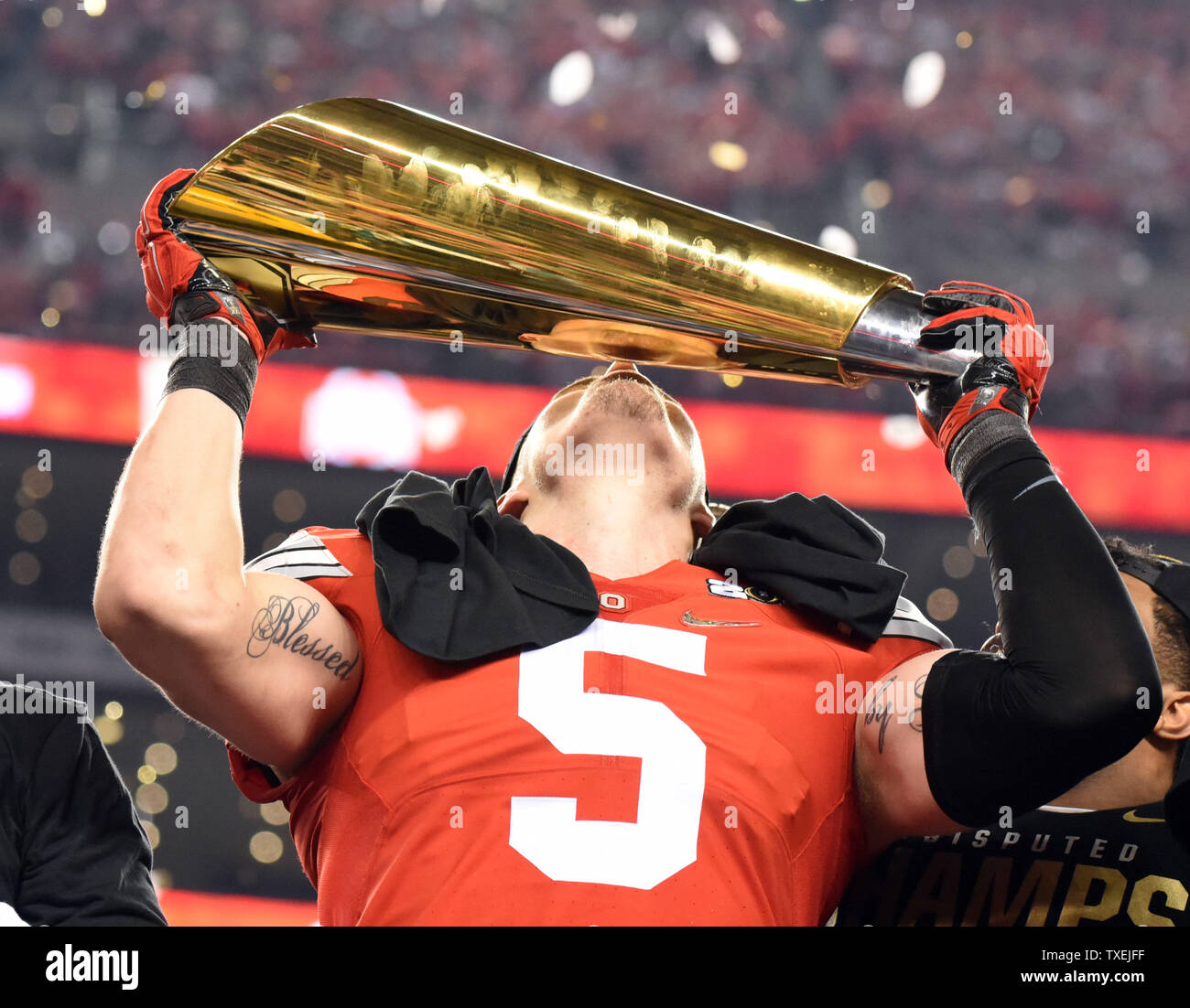 Ohio State Buckeyes quarterback Braxton Miller (5) embrasse le trophée de championnat après l'état de l'Ohio 42-20 victoire sur l'Oregon dans le College Football Playoff Championnat National, à Arlington, au Texas le 12 janvier 2015. Photo par Ian Halperin/UPI Banque D'Images