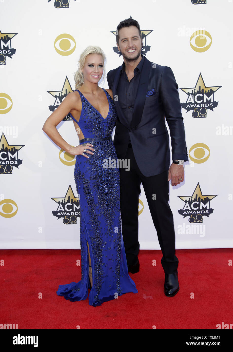 Luke Bryan, droit de l'hôte, et Caroline Boyer arrivent à la 50e Academy of Country Music Awards tenue à AT&T Stadium à Arlington, Texas, le 19 avril 2015. Photo de John Angelillo/UPI Banque D'Images