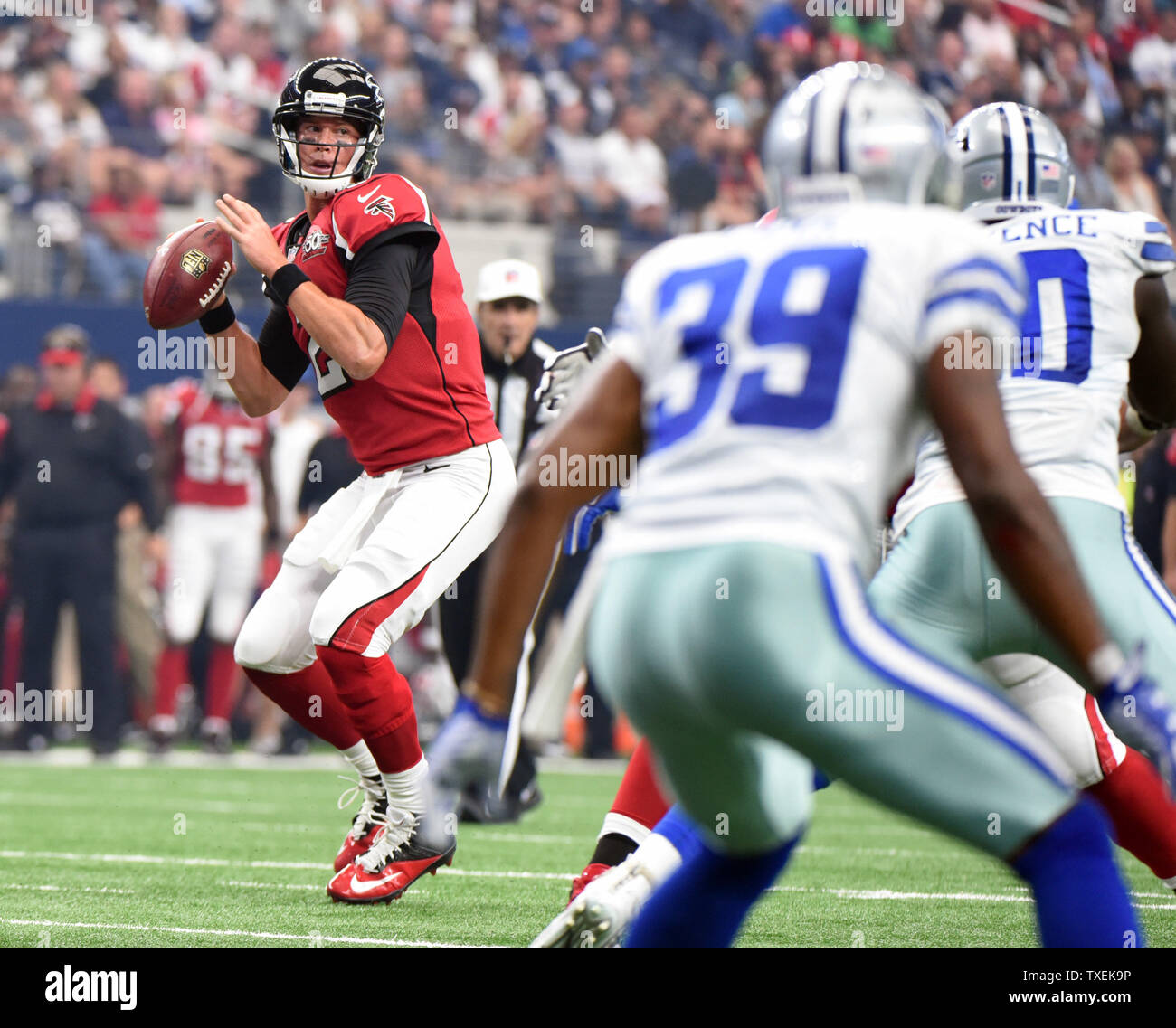 Atlanta Falcons Matt Ryan lance aganst les Dallas Cowboys durant la première moitié à AT&T Stadium le 27 septembre 2015 à Arlington, Texas. Photo par Ian Halperin/UPI Banque D'Images
