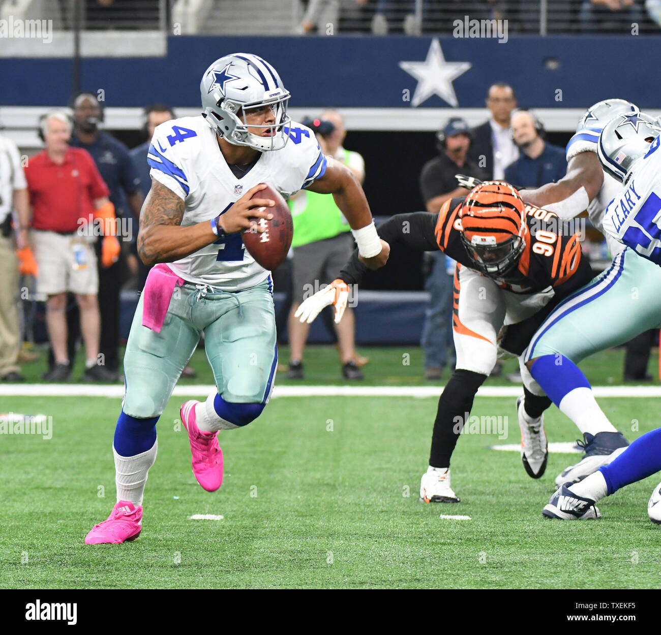 Dallas Cowboys Dak Prescott brouille contre les Bengals de Cincinnati au cours du premier semestre à AT&T Stadium à Arlington, Texas le 6 octobre 2016. Ian Halperin/UPI Banque D'Images
