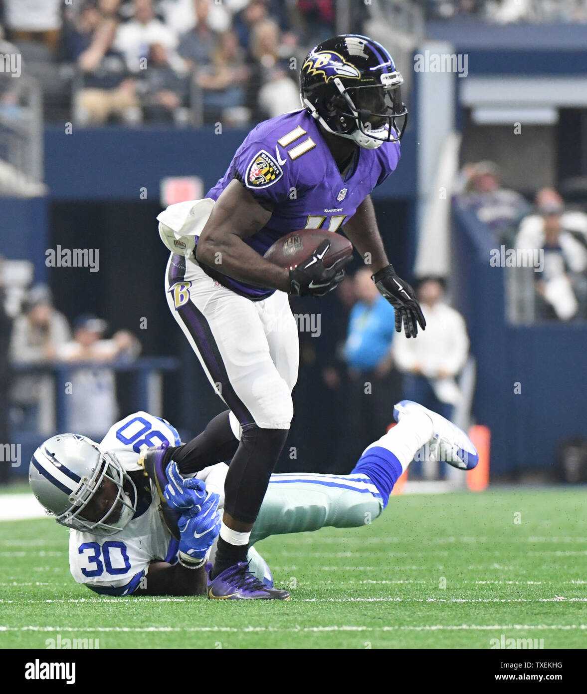 Baltimore Ravens Kamar Aiken permet une capture comme Dallas Cowboys Anthony Brown défend au cours de la première moitié de leur jeu le 20 novembre 2016 chez AT&T Stadium à Arlington, au Texas. Photo par Ian Halperin/UPI Banque D'Images