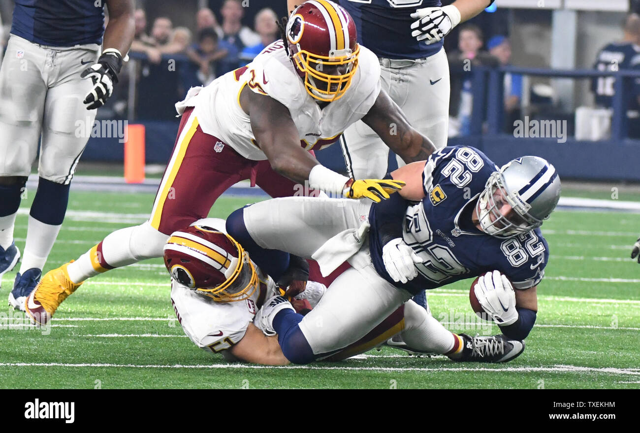 Dallas Cowboys Jason Whitten est encapsulé après une courte prendre contre les Redskins de Washington au cours de la première moitié de leur match au Stade AT&T le 24 novembre 2016 à Arlington, Texas. Photo par Ian Halperin/UPI Banque D'Images