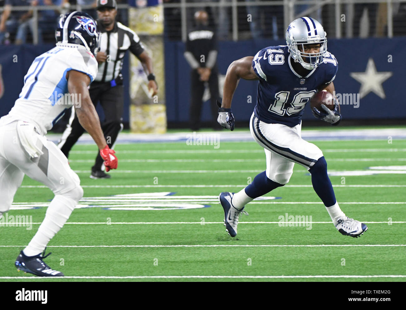 Dallas Cowboys Amari Cooper fait une capture dans le champ Ouvrir contre le Tennessee Titans durant la première moitié à AT&T Stadium à Arlington, Texas, le 5 novembre 2018. Photo par Ian Halperin/UPI Banque D'Images