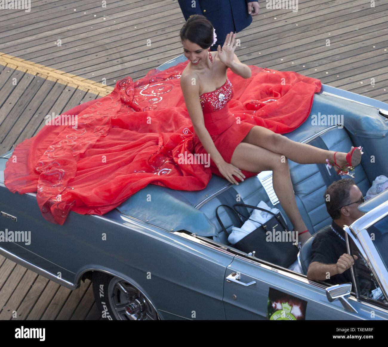 Haley Williams du Michigan donne une vague à la foule et montre ses chaussures comme elle chevauche sur l'arrière de la voiture décapotable au cours de la promenade parade 14 septembre 2013. Miss America 2014 sera couronné à Boardwalk Hall fin Septembre 15, 2013. UPI/John Anderson Banque D'Images