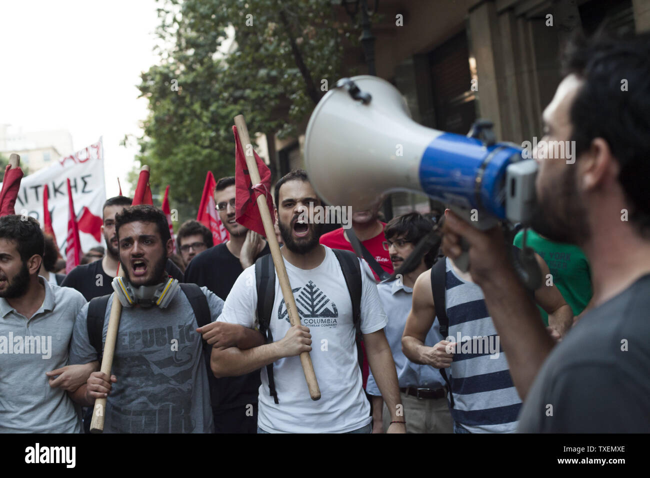 Les membres du groupe de la gauche radicale contre toute mars Antarsya traitent d'austérité à Athènes le 10 juillet 2015, alors que les législateurs au parlement grec débats sur l'opportunité d'appuyer le premier ministre du plan de réforme de dernière minute que le gouvernement a soumis au créanciers européens. La Grèce aura besoin pour quitter l'euro si un accord n'est pas frappé. Photo par Dimitris Michalakis/UPI Banque D'Images