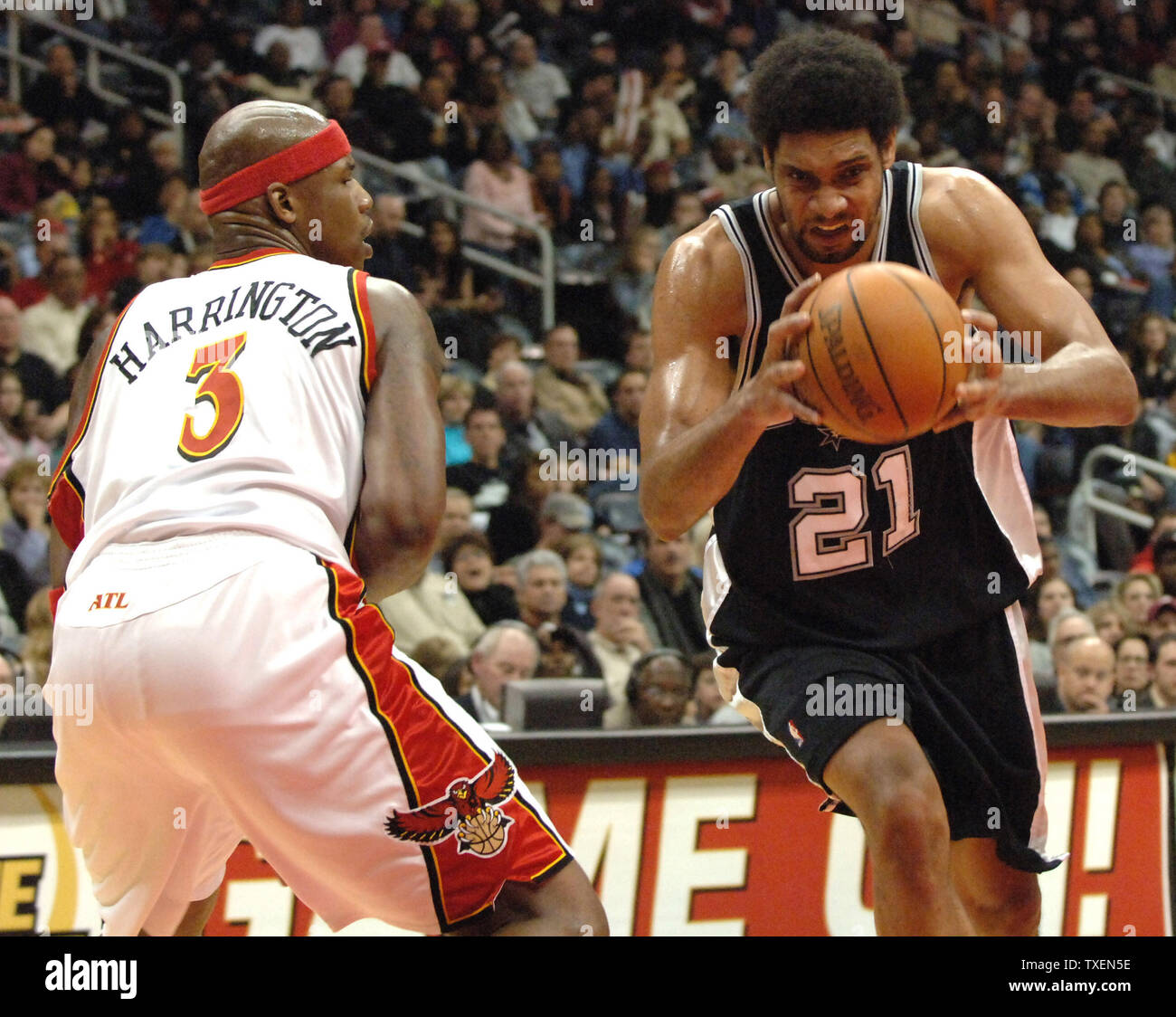 San Antonio Spurs Tim Duncan se déplace vers le panier passé Al Harrington (3) de les Atlanta Hawks lors de la deuxième moitié de jouer dans l'Atlanta Philips Arena le 10 décembre 2005. Les Hawks a battu les Spurs 94 - 84. (Photo d'UPI/John Dickerson) Banque D'Images