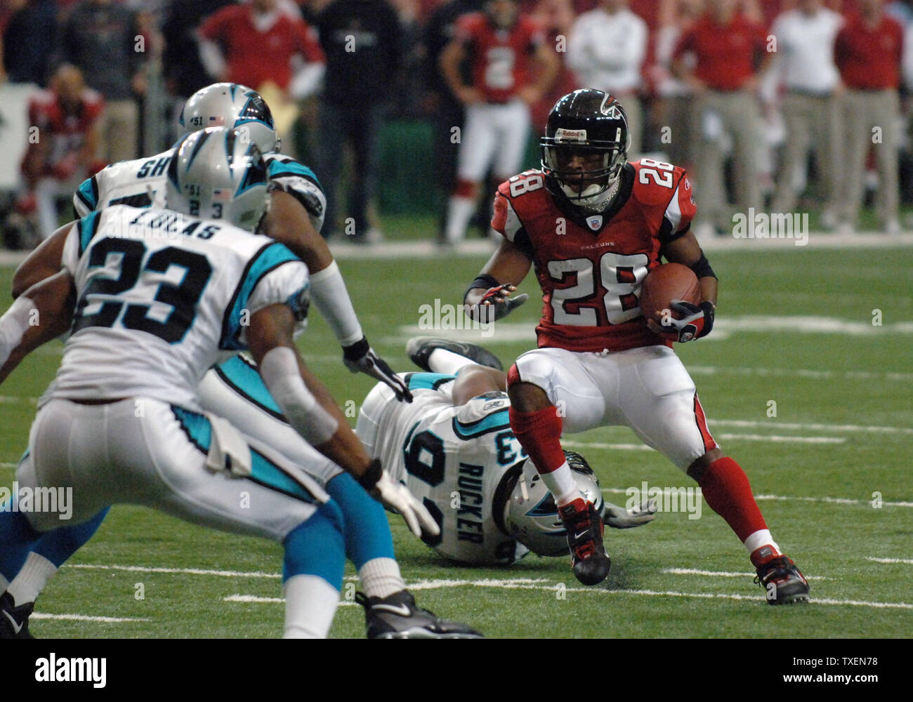 Atlanta Falcons d'utiliser de nouveau Warrick Dunn (28) laisse de ...