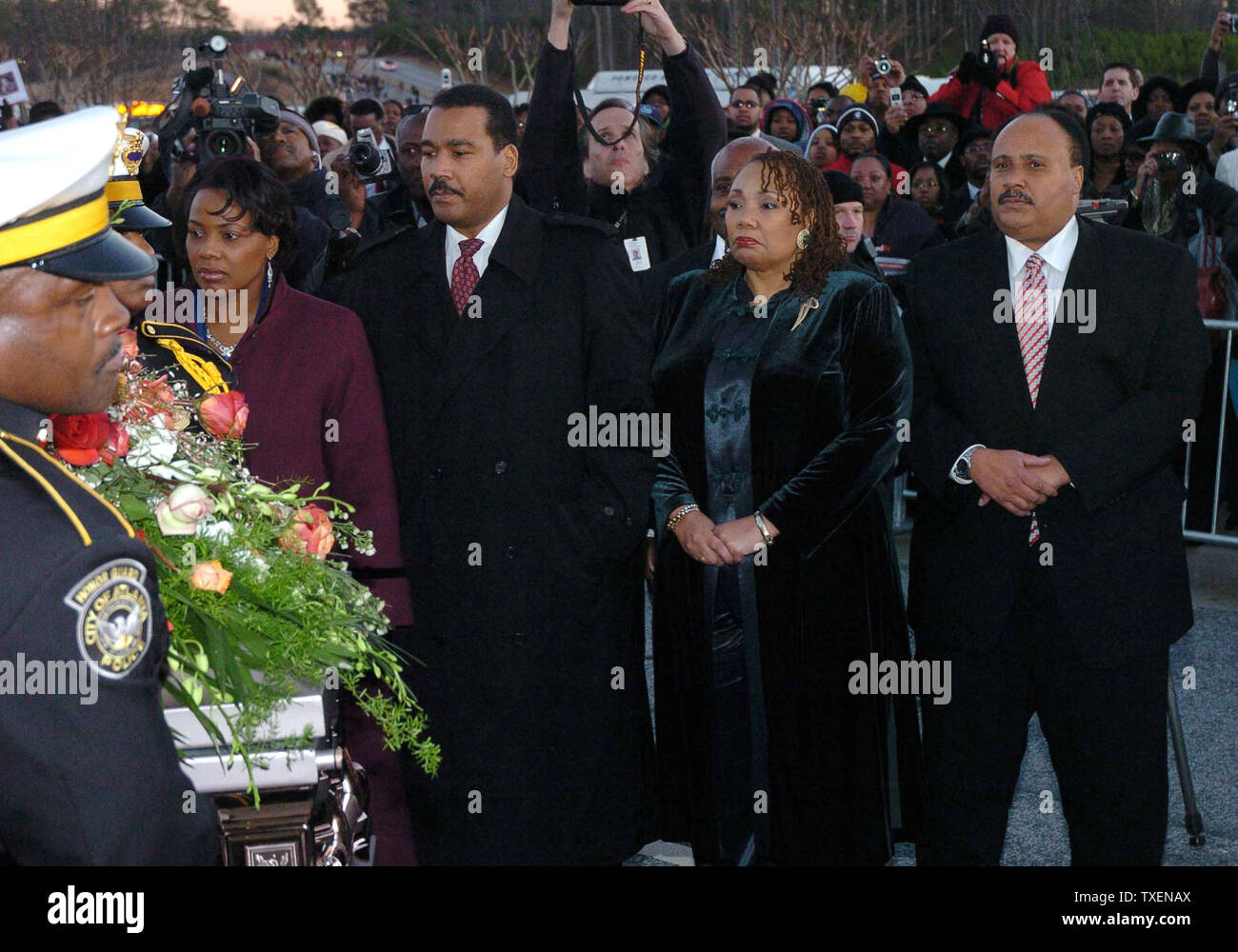 Les enfants de Coretta Scott King, (L-R) Rev. Bernice King, Dexter King, Yolanda King et Martin Luther King III regarder leur mère coffret est transportée d'la nouvelle naissance Missionary Baptist Church à Lithonia, Ga, après ses funérailles, le 7 février 2006. Coretta Scott King a été l'épouse du Dr Martin Luther King Jr. (UPI/Photo Petit Byron) Banque D'Images