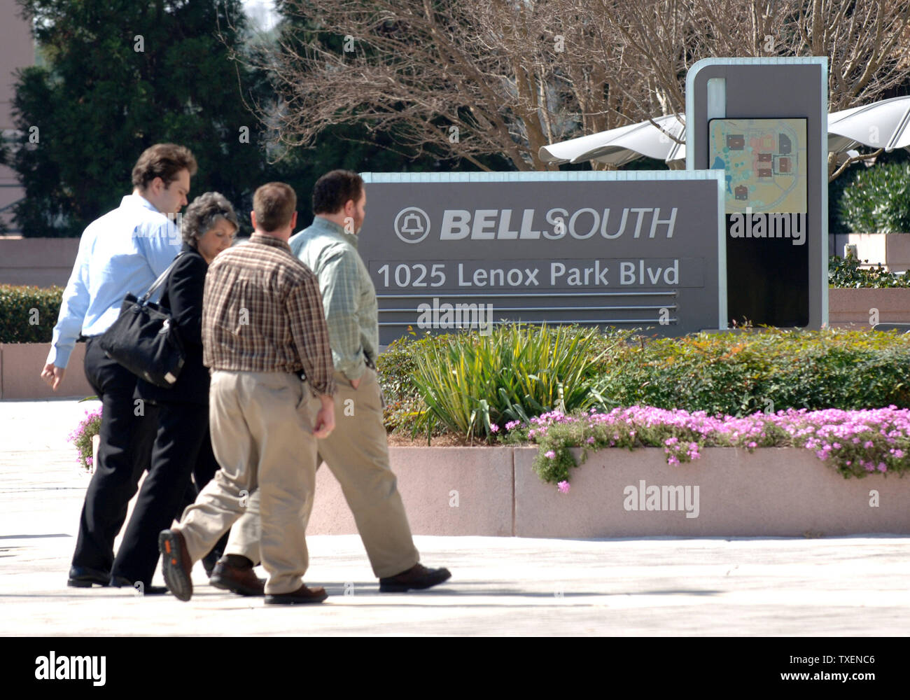 AT&T Inc. a proposé l'achat de 67 milliards de BellSouth Corp., basée à Atlanta, Ga., pourrait entraîner des pertes d'emploi de 10 000 ou plus dans le sud-est des États-Unis si la fusion est approuvée. La vente permettrait de combiner trois grandes entreprises de télécommunications - AT&T, Cingular Wireless et BellSouth sur un seul AT&T. Ces employés contre un bureau de BellSouth Plaza sur la façon de le déjeuner le 6 mars 2006. (Photo d'UPI/John Dickerson) Banque D'Images