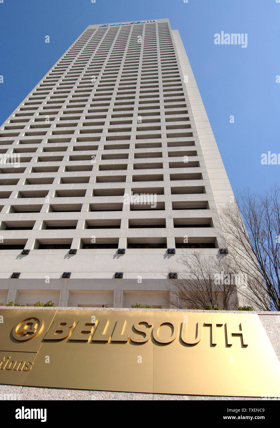 AT&T Inc. a proposé l'achat de 67 milliards de BellSouth Corp., basée à Atlanta, Ga., pourrait entraîner des pertes d'emploi de 10 000 ou plus dans le sud-est des États-Unis si la fusion est approuvée. La vente permettrait de combiner trois grandes entreprises de télécommunications - AT&T, Cingular Wireless et BellSouth sur un seul AT&T. Ce Midtown Atlanta, Géorgie, office tower, illustré dans un 6 mars, 2006 photo, est un lieu de travail pour des centaines d'employés de BellSouth. (Photo d'UPI/John Dickerson) Banque D'Images