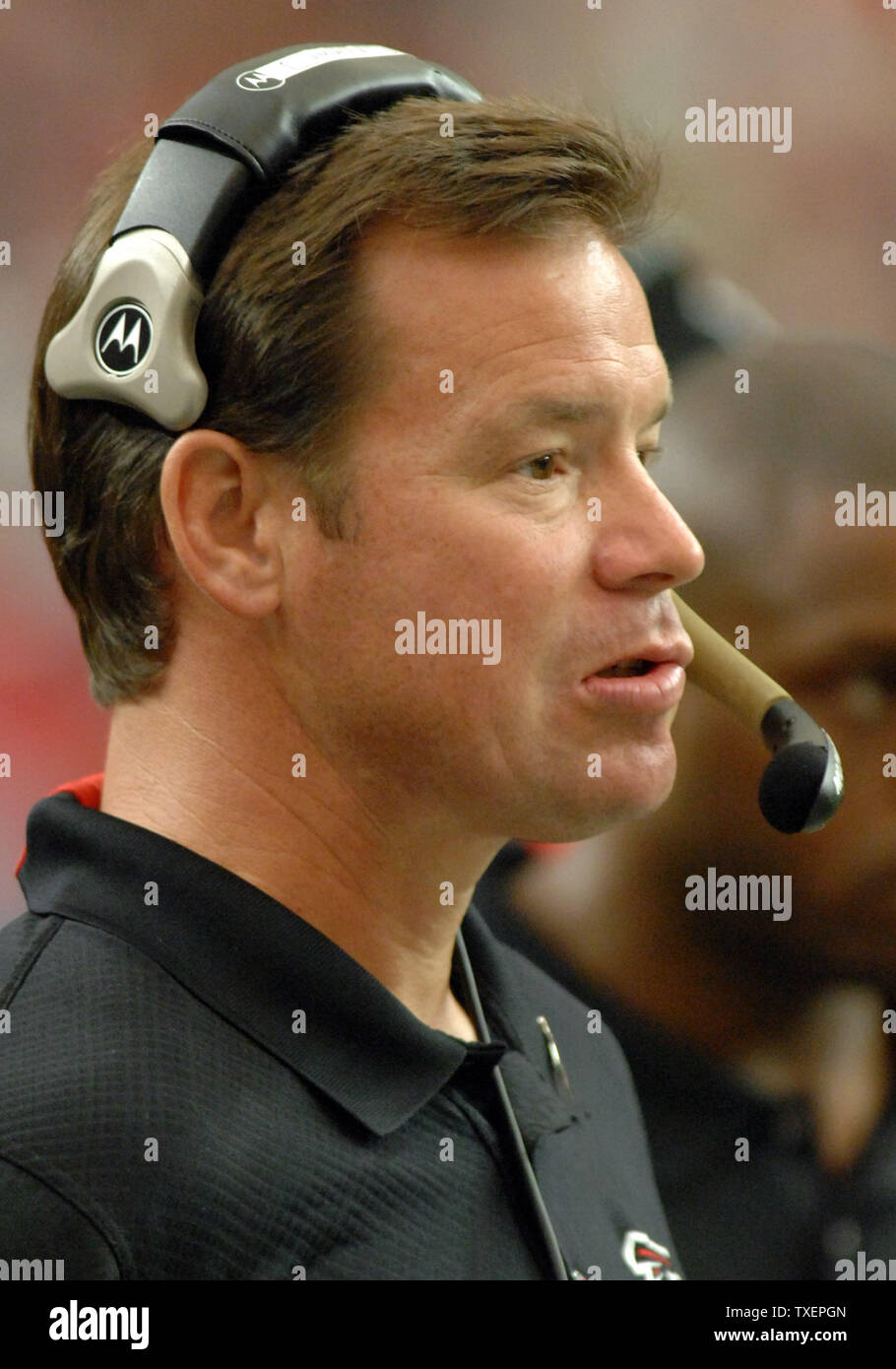 L'entraîneur-chef des Falcons d'Atlanta Jim Mora à l'écart dans la deuxième moitié de jouer contre les Giants de New York au Georgia Dome à Atlanta, le 15 octobre 2006. Les Géants défait les Falcons 27-14. (Photo d'UPI/John Dickerson) Banque D'Images