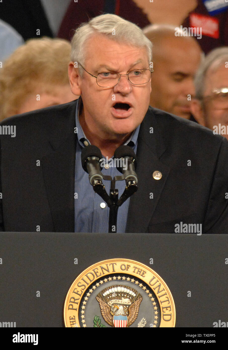 Représentant américain Mac Collins, se présenter aux élections en Géorgie de neuf 8ème arrondissement, s'adresse à un rassemblement avant l'apparition du Président George W. Bush dans le Georgia National Fairgrounds & Agricentre's Reeves Arena à Perry, Géorgie, 31 octobre 2006. (Photo d'UPI/John Dickerson) Banque D'Images