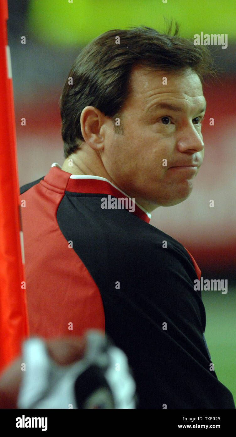 L'entraîneur-chef des Falcons d'Atlanta Jim Mora downfield ressemble au cours de jouer contre les Falcons Carolina en visite au troisième trimestre au Georgia Dome à Atlanta, 24 décembre 2006. Les Panthère défait les Falcons 10-3. (Photo d'UPI/John Dickerson). Banque D'Images