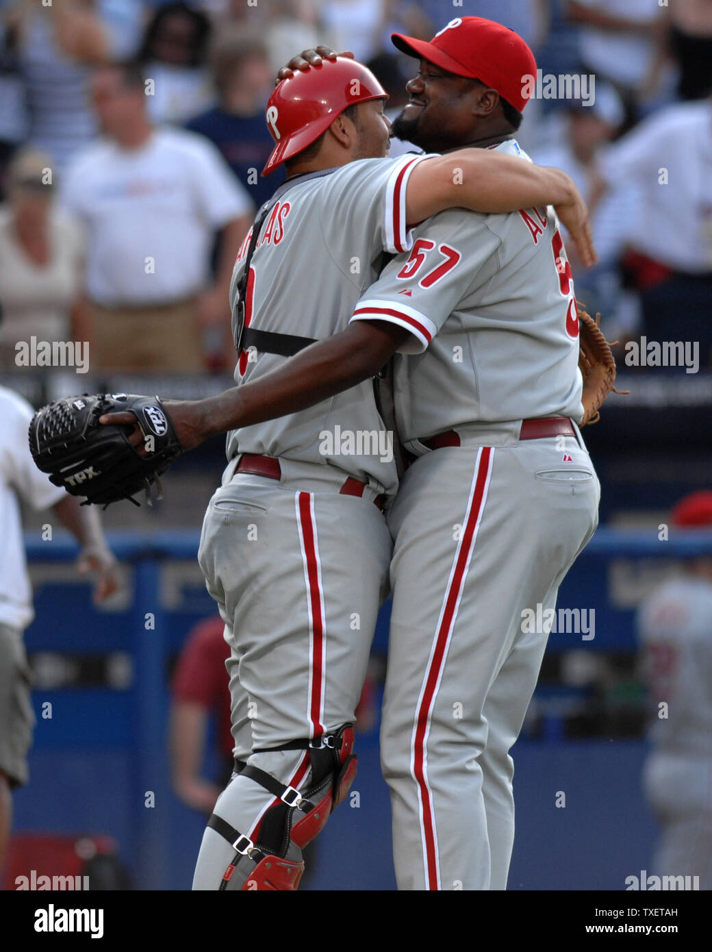 De baseball des Phillies de Philadelphie Antonio Alfonseca (R) hugs catcher Rod Barajas après qu'ils ont mis les Braves d'Atlanta au dernier effort en neuvième manche et a gagné 6-4 à Turner Field à Atlanta, le 26 mai 2007. (Photo d'UPI/John Dickerson) Banque D'Images