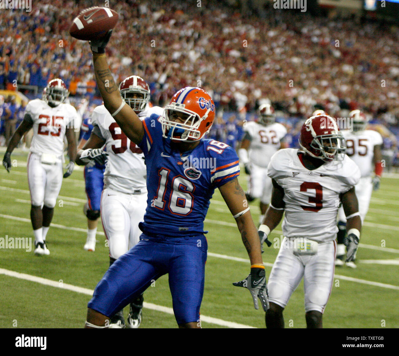 Université de Floride receveur Carl Moore (16) célèbre le premier touché des Gators Tim Tebow sur un passage dans leur match de football du championnat NCAA SEC contre l'Alabama Crimson Tide à Atlanta, Géorgie, le 6 décembre 2008. (UPI Photo/Mark Wallheiser) Banque D'Images