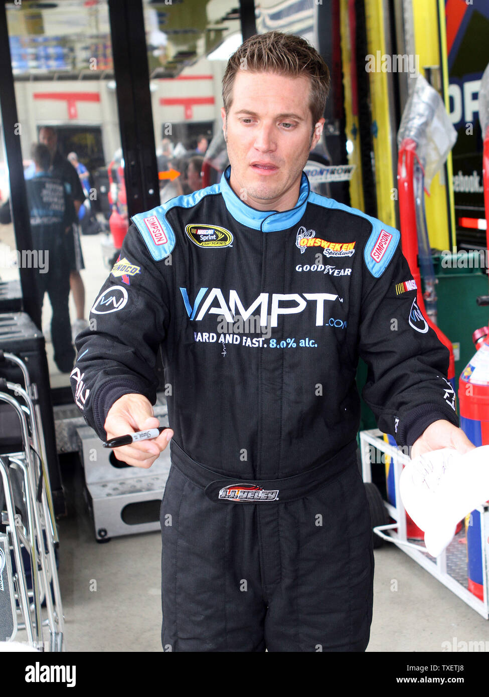 J J Yeley sort de sa caravane avant le début de l'année 52 à 500 AdvoCare Atlanta Motor Speedway Speedway à Hampton, en Géorgie le 4 septembre 2011. UPI/Martin Fried Banque D'Images