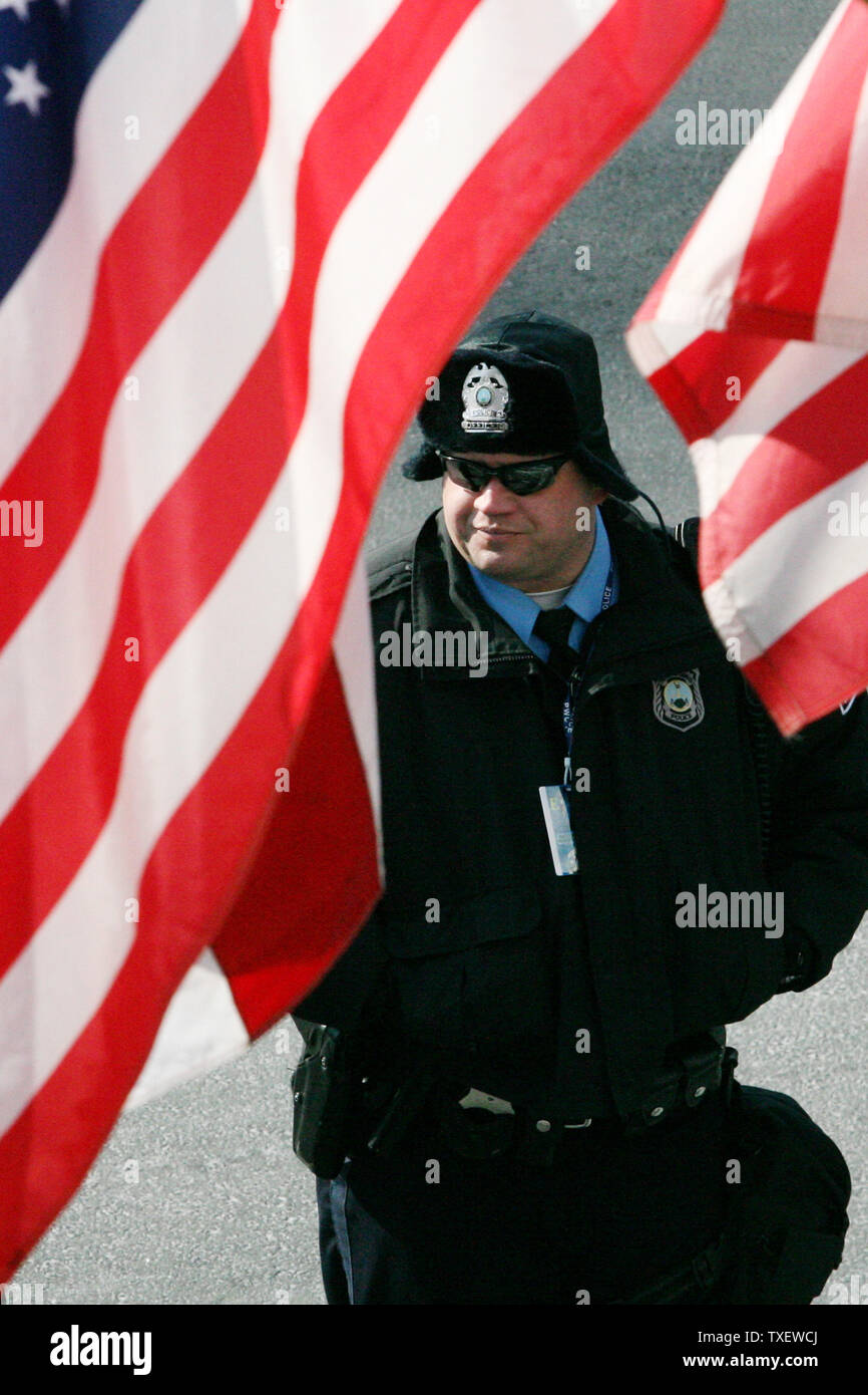 Affecté d'application de la loi le long de la route de la parade inaugurale off Pennsylvania Ave. regarder la foule à Washington le 20 janvier 2009. Barack Obama a prêté serment en tant que 44e président des États-Unis d'aujourd'hui. (Photo/UPI Arianne Teeple) Banque D'Images