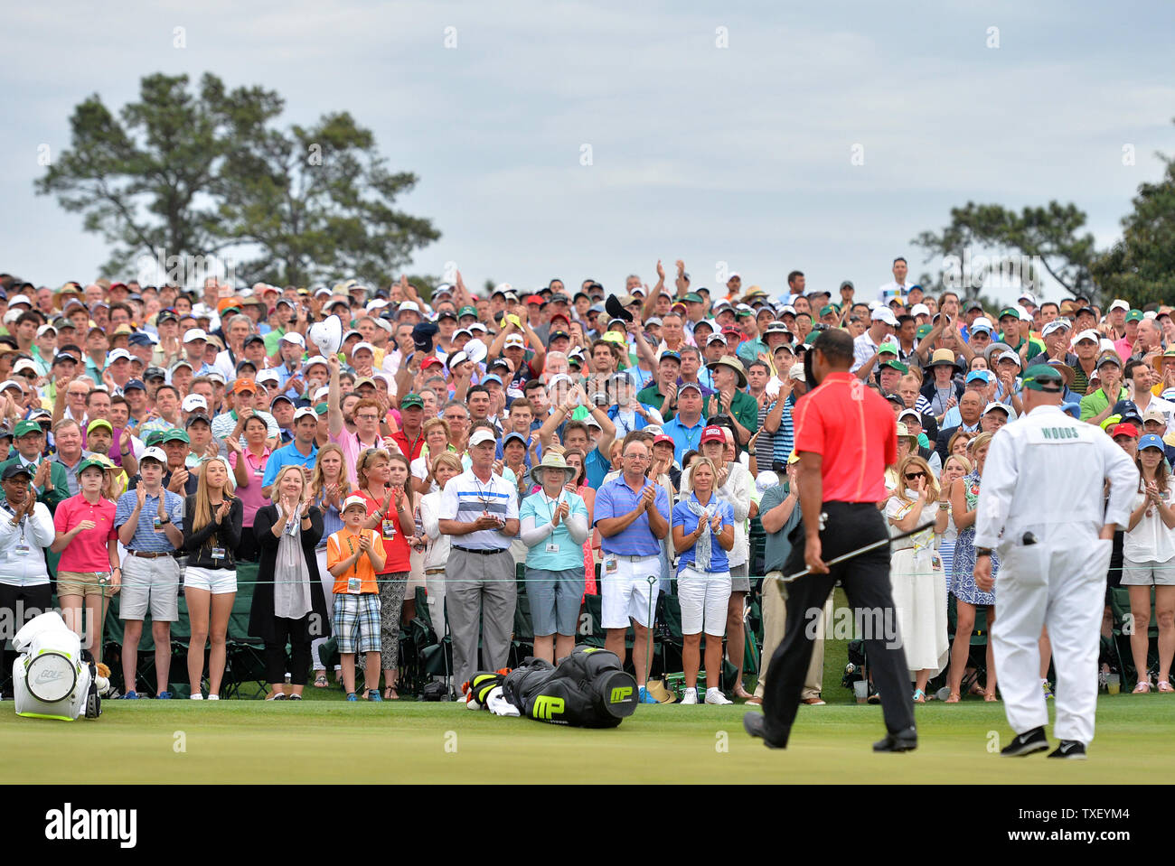 Les clients applaudissent que Tiger Woods marche arrêt de la 18e vert après dans la ronde finale au tournoi des maîtres 2015 à Augusta National Golf Club à Augusta (Géorgie) le 12 avril 2015. Jordan Spieth a remporté le tournoi Masters 2015 et c'est sa première grande victoire du championnat avec un score de 18 en vertu de l'article Photo de Kevin Dietsch/UPI Banque D'Images