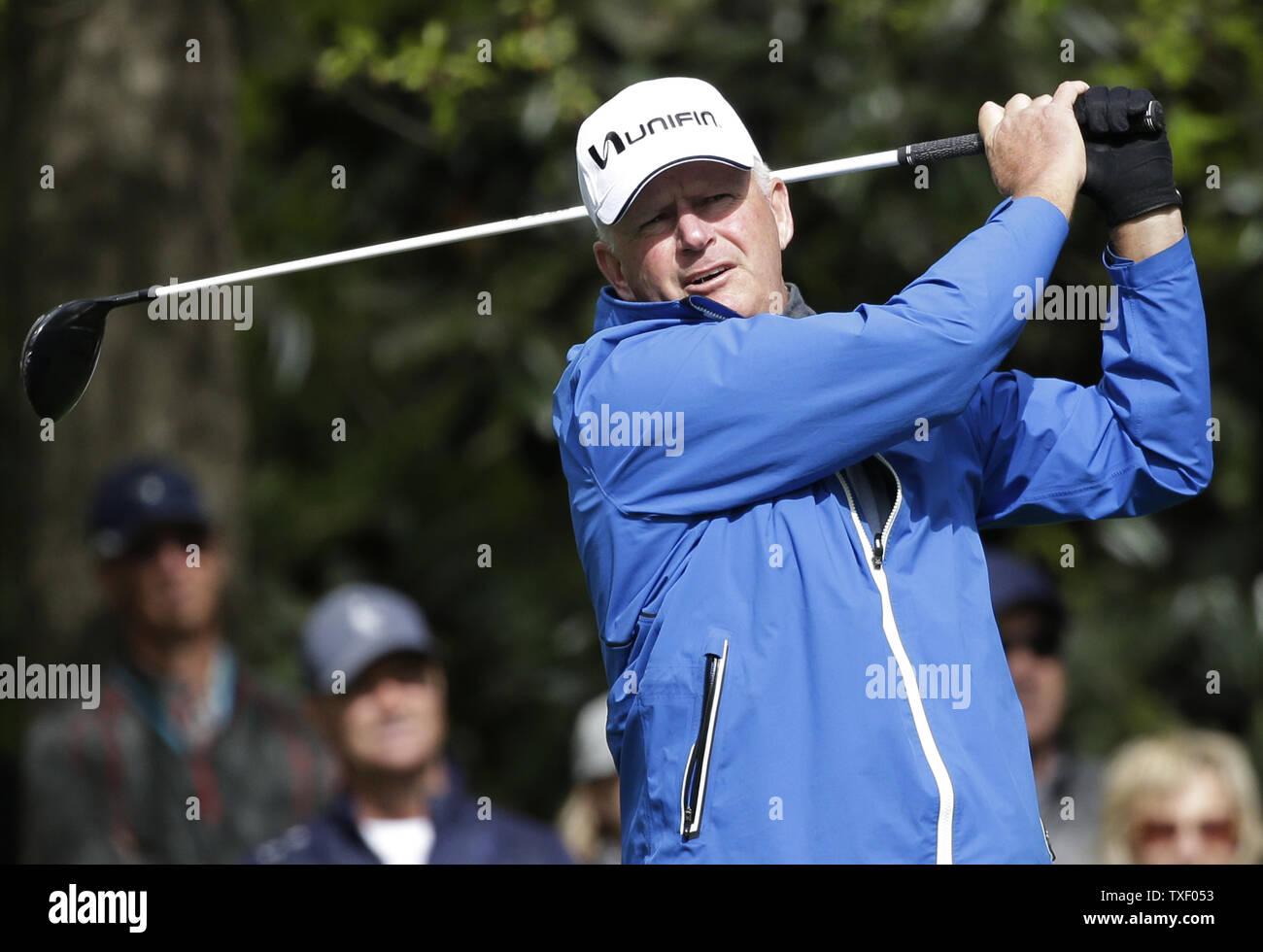 Sandy Lyle d'Écosse frappe un coup de départ sur le deuxième trou dans le premier tour au tournoi des maîtres 2017 à Augusta National Golf Club à Augusta, Géorgie, le 6 avril 2017. Photo de John Angelillo/UPI Banque D'Images