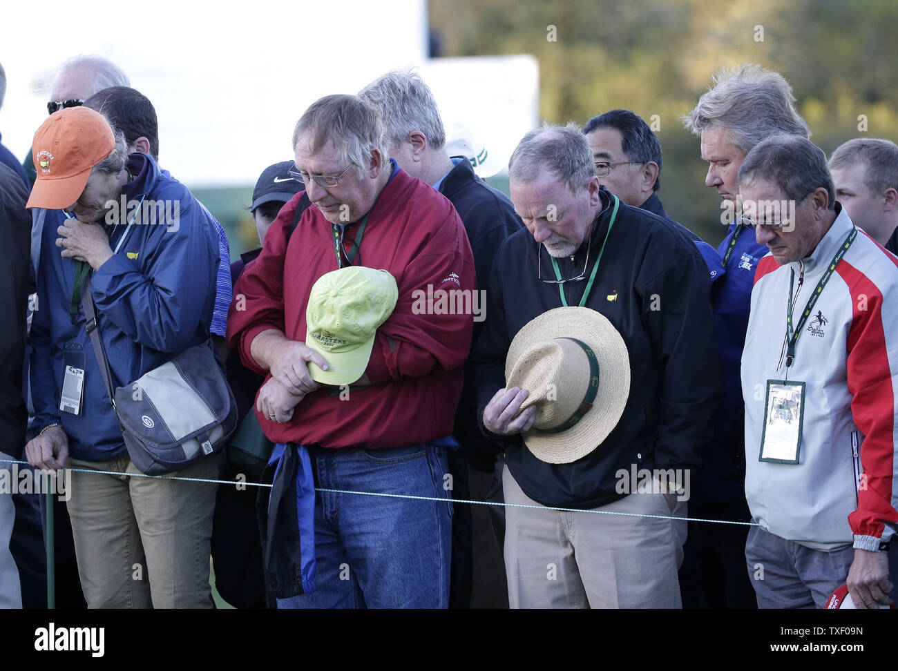 Les clients baissent la tête pour un moment de silence à la fin de l'Arnold Palmer alors que le président de l'Augusta National Golf club Billy Payne est avec Jack Nicklaus et Gary Player avant la première pièce en t de cérémonie cérémonie à billes pour commencer le tournoi Masters 2017 à l'Augusta National Golf Club à Augusta, Géorgie, le 6 avril 2017. Photo de John Angelillo/UPI Banque D'Images