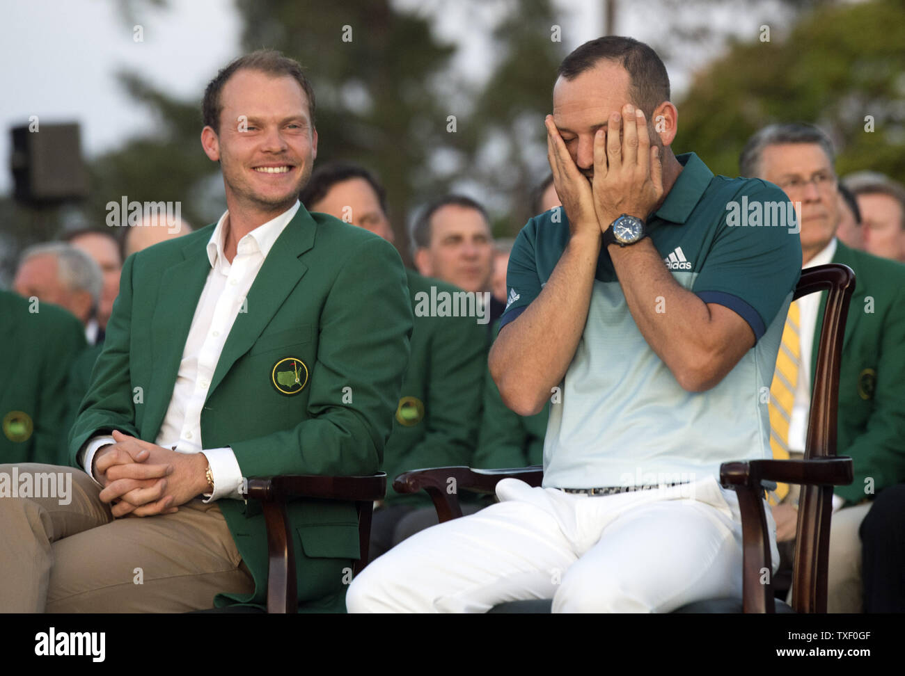 Sergio Garcia (R) couvre son visage après avoir remporté le tournoi Masters 2017 comme il est assis à côté de champion 2016 2016 Masters Champion Danny Willett, à l'Augusta National Golf Club à Augusta (Géorgie) le 9 avril 2017. Garcia a battu Justin Rose par un stoke dans un trou d'une pièce de théâtre. C'est Garcia's première grande victoire. Photo par Kevin Dietsch/UPI Banque D'Images