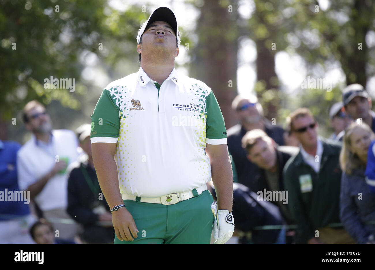 Kiradech Aphibarnrat de la Thaïlande réagit après qu'il frappe un coup de départ sur le 4ème trou dans le 1er tour de la 2018 tournoi Masters à l'Augusta National Golf Club à Augusta, Géorgie, le 5 avril 2018. Photo de John Angelillo/UPI Banque D'Images