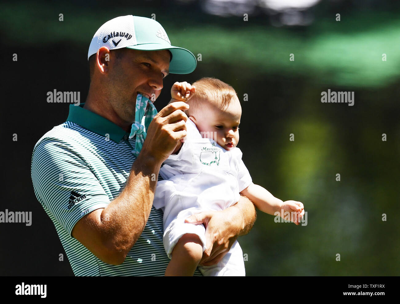 Sergio Garcia, de l'Espagne détient fille Azalea Adele Garcia pendant le  concours de Par 3 sur le mercredi avant le tournoi des maîtres 2019 à  Augusta National Golf Club à Augusta, Géorgie,