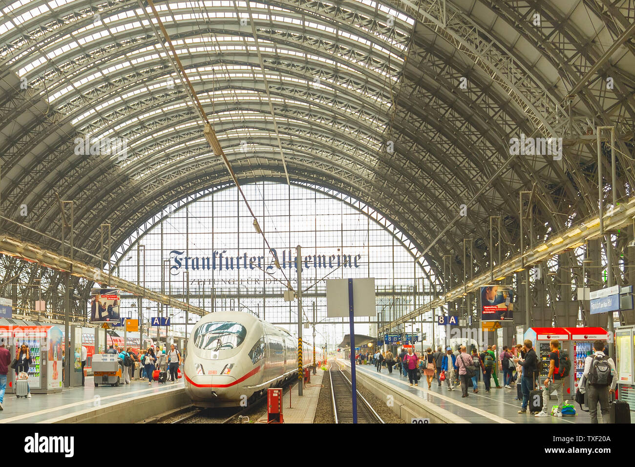 Francfort, Allemagne - le 29 août 2018 : Modern train arrive à Frankfurt am Main train station. Les personnes en attente pour l'embarquement Banque D'Images