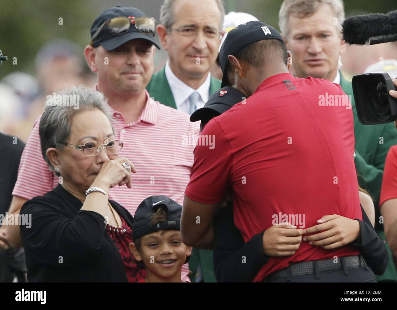 Tiger Woods hugs fille Charlie alors que son fils Sam et maman regarder Kultida sur le 18e vert dans le dernier tour au tournoi des maîtres 2019 à Augusta National Golf Club à Augusta, Géorgie, le 14 avril 2019. Tiger Woods remporte le Masters avec un score de 13 sous la normale, pour sa 5ème veste verte. Photo de John Angelillo/UPI Banque D'Images