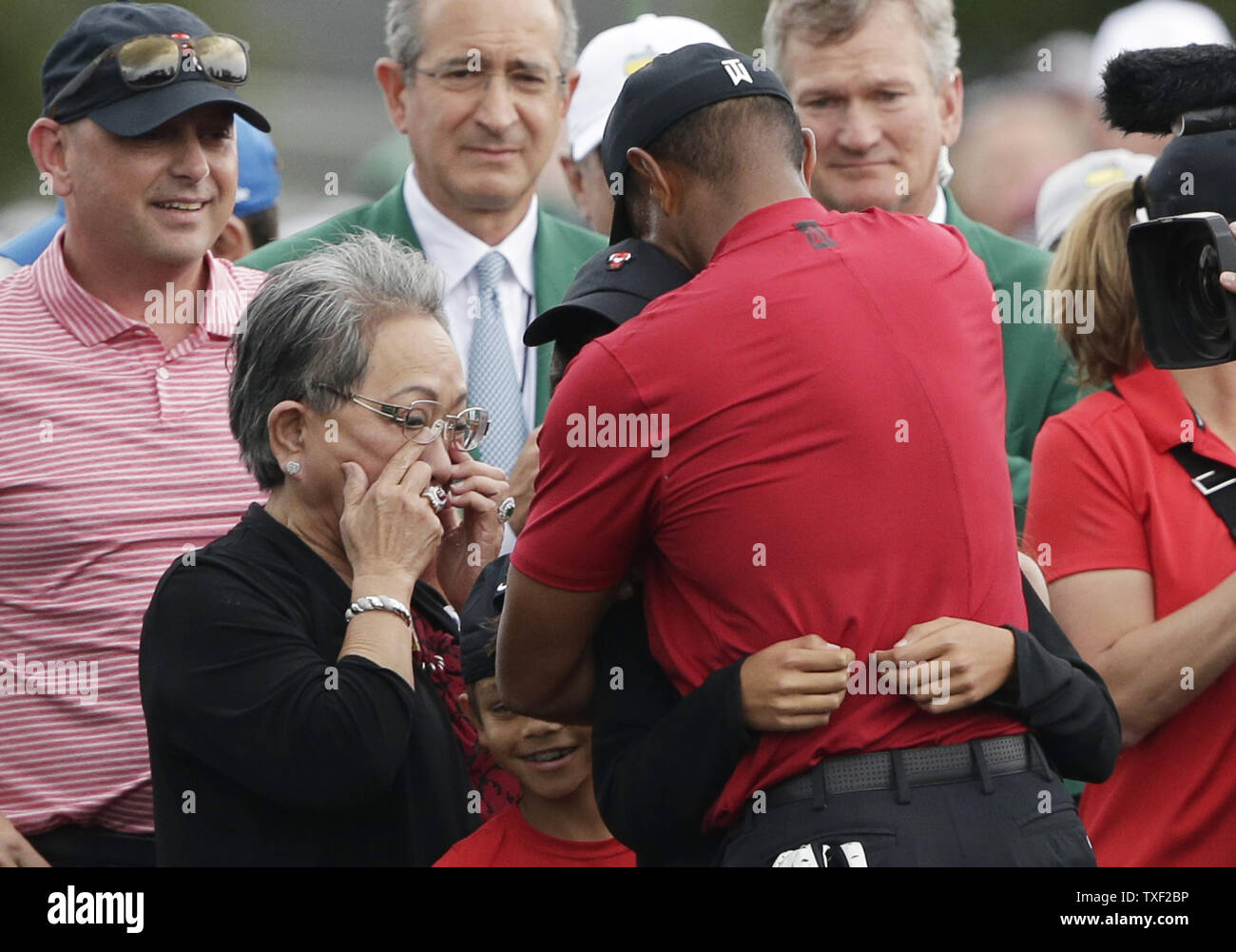 Tiger Woods hugs fille Charlie alors que son fils Sam et maman regarder Kultida sur le 18e vert dans le dernier tour au tournoi des maîtres 2019 à Augusta National Golf Club à Augusta, Géorgie, le 14 avril 2019. Tiger Woods remporte le Masters avec un score de 13 sous la normale, pour sa 5ème veste verte. Photo de John Angelillo/UPI Banque D'Images