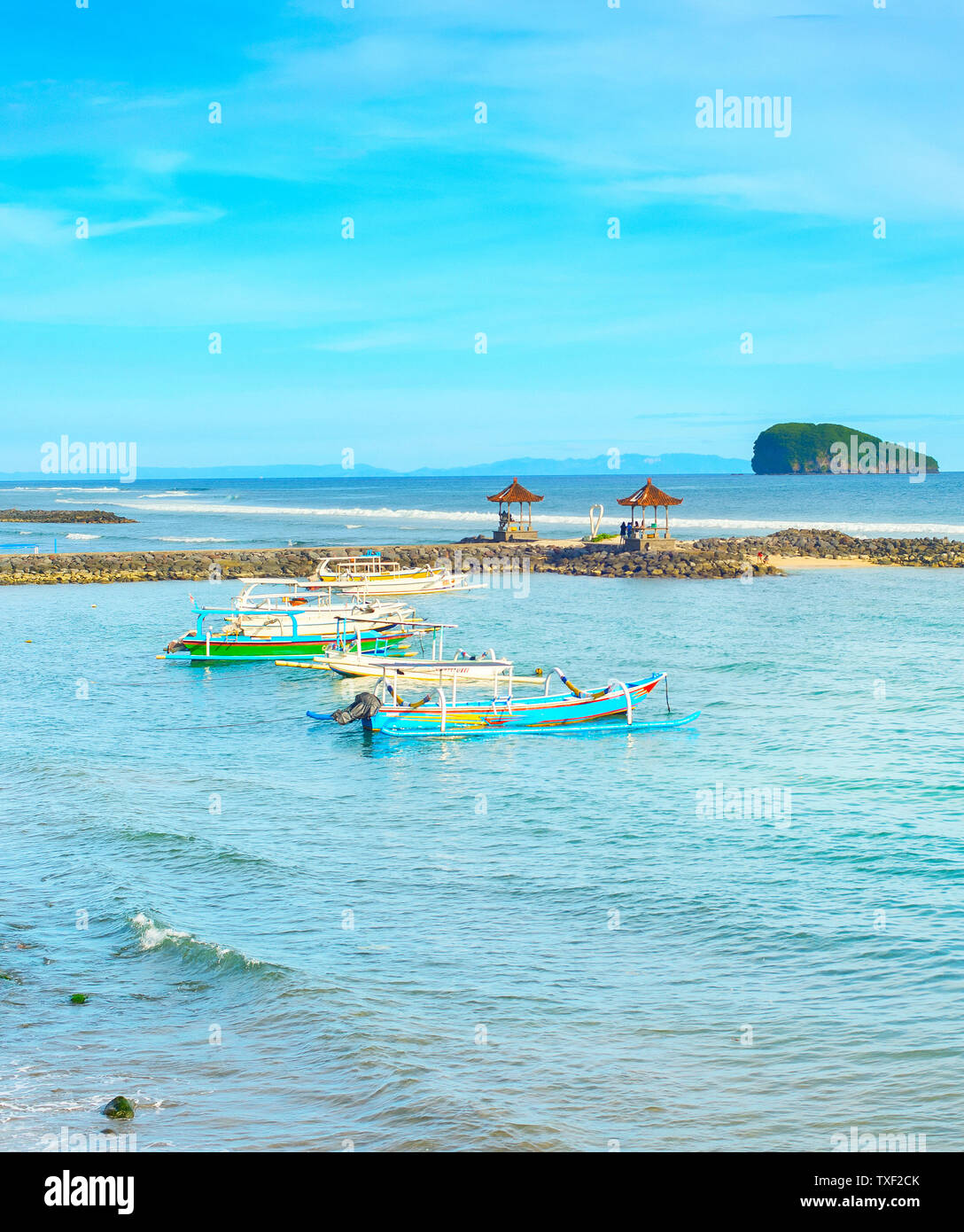 Seascape tropical de l'île de Bali avec des bateaux amarrés, Indonésie Banque D'Images