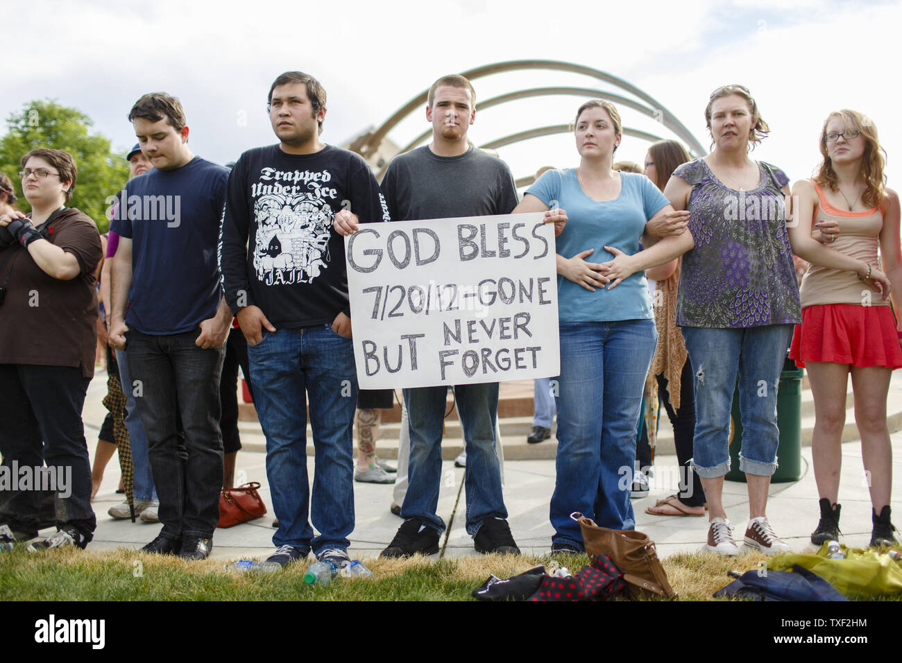 En deuil recueillir pour une veillée de prière au Centre municipal d'Aurora le 22 juillet 2012 pour honorer les victimes du cinéma de vendredi dernier à la prise de masse 16 siècle complexe de cinéma à Aurora, Colorado. James Holmes, 24 suspects, aurait fait une fusillade, tuant 12 personnes et blessant 58 pendant un matin tôt le premier ministre 'The Dark Knight rises.' UPI/Trevor Brown, Jr. Banque D'Images