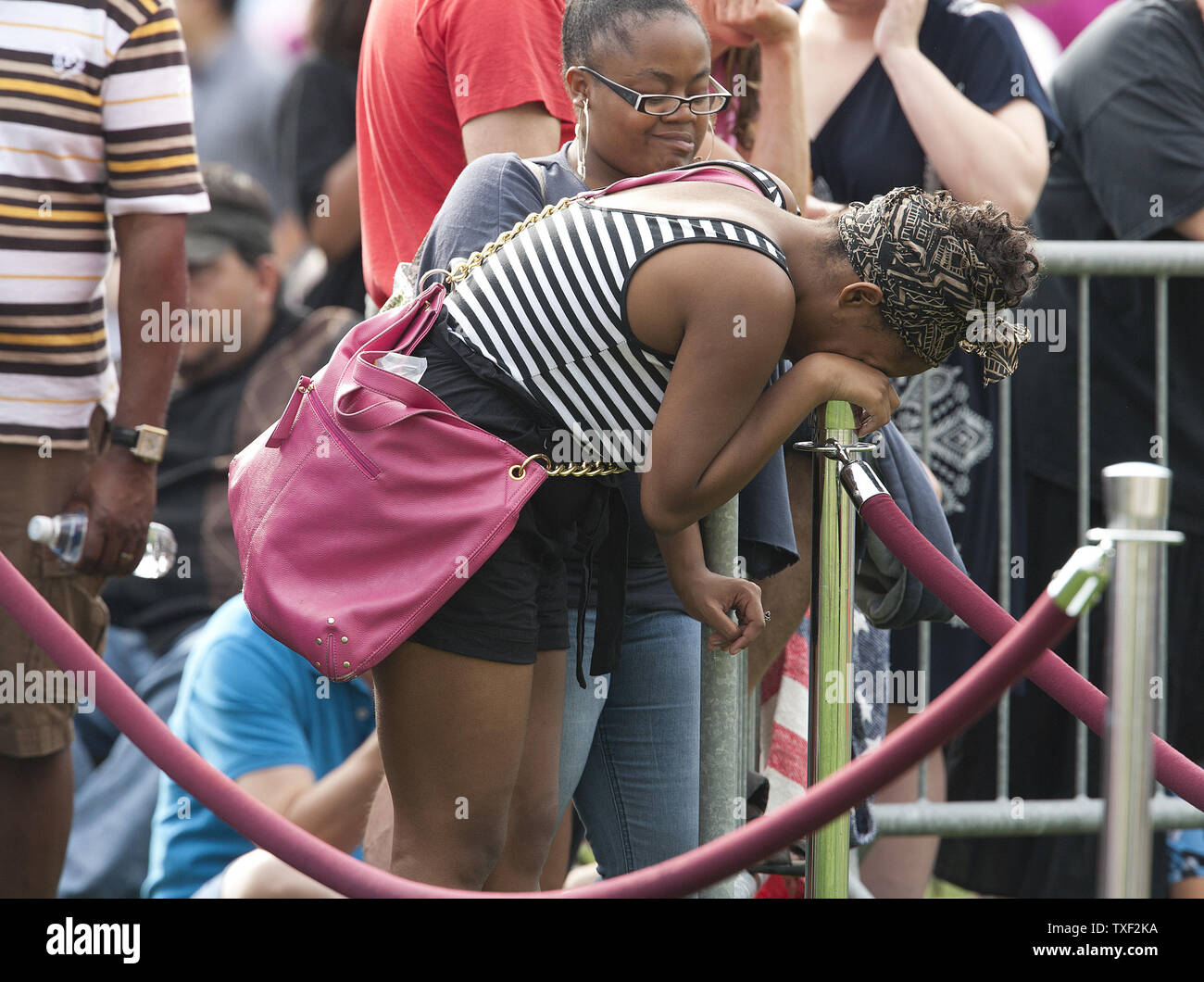 Une femme pleure lors d'une veillée de prière en face du centre municipal à Aurora, Colorado Le 22 juillet 2012. Douze spectateurs ont été tués par balle avec un maximum de cinquante neuf plus de personnes blessées de la Century 16 salles de cinéma de l''Aurora Town Center Mall. Les victimes étaient inscrits à un minuit première du nouveau film de Batman. Le suspect, James Eagan Holmes, aurait jeté une bombe fumigène et a ouvert le feu sur les spectateurs. UPI/Gary C. Caskey Banque D'Images