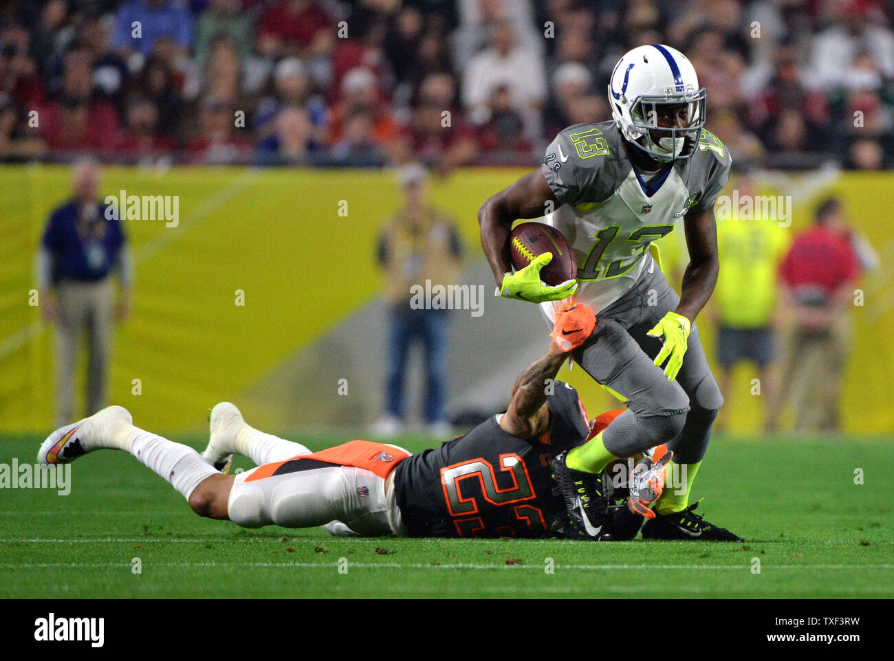 Le receveur des Colts d'Indiana T.Y Hilton porte la balle contre Cincinnati Browns Joe Haden pendant le Pro Bowl au University of Phoenix Stadium de Glendale, Arizona le 24 janvier 2015. ByKevin Photo Dietsch/UPI Banque D'Images