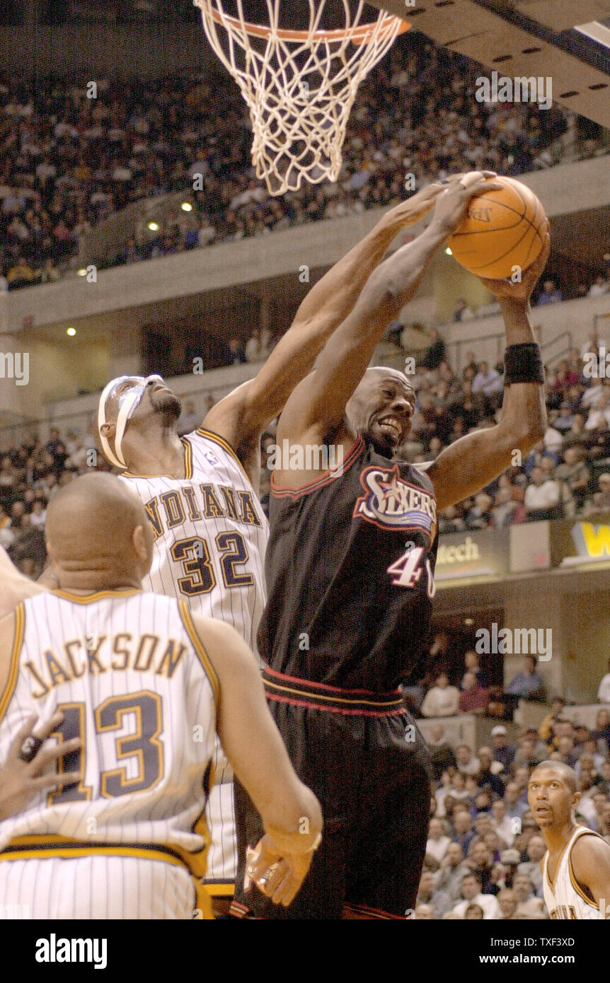 IND2000020703 - 7 février 2000 - Indianapolis, Indiana, USA : Philadelphia's Tyrone Hill (40) abat un rebond à l'avant de l'Indiana Pacers Dale Davis (32) en face de l'Indiana's Mark Jackson (13), le 7 février à Indianapolis. Les Pacers a remporté un record de franchise 18e match à la maison au cours de la 76ers 109-84. jr/mc/Mark Cowan UPI Banque D'Images