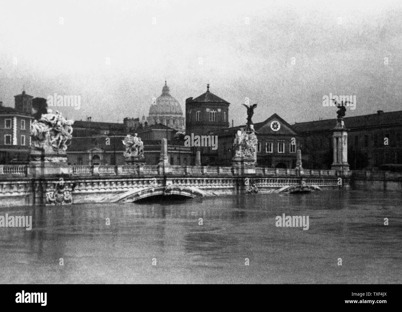 L'Italie, Rome, l'inondation du Tibre couvre le pont Vittorio Emanuele II, 1920 Banque D'Images