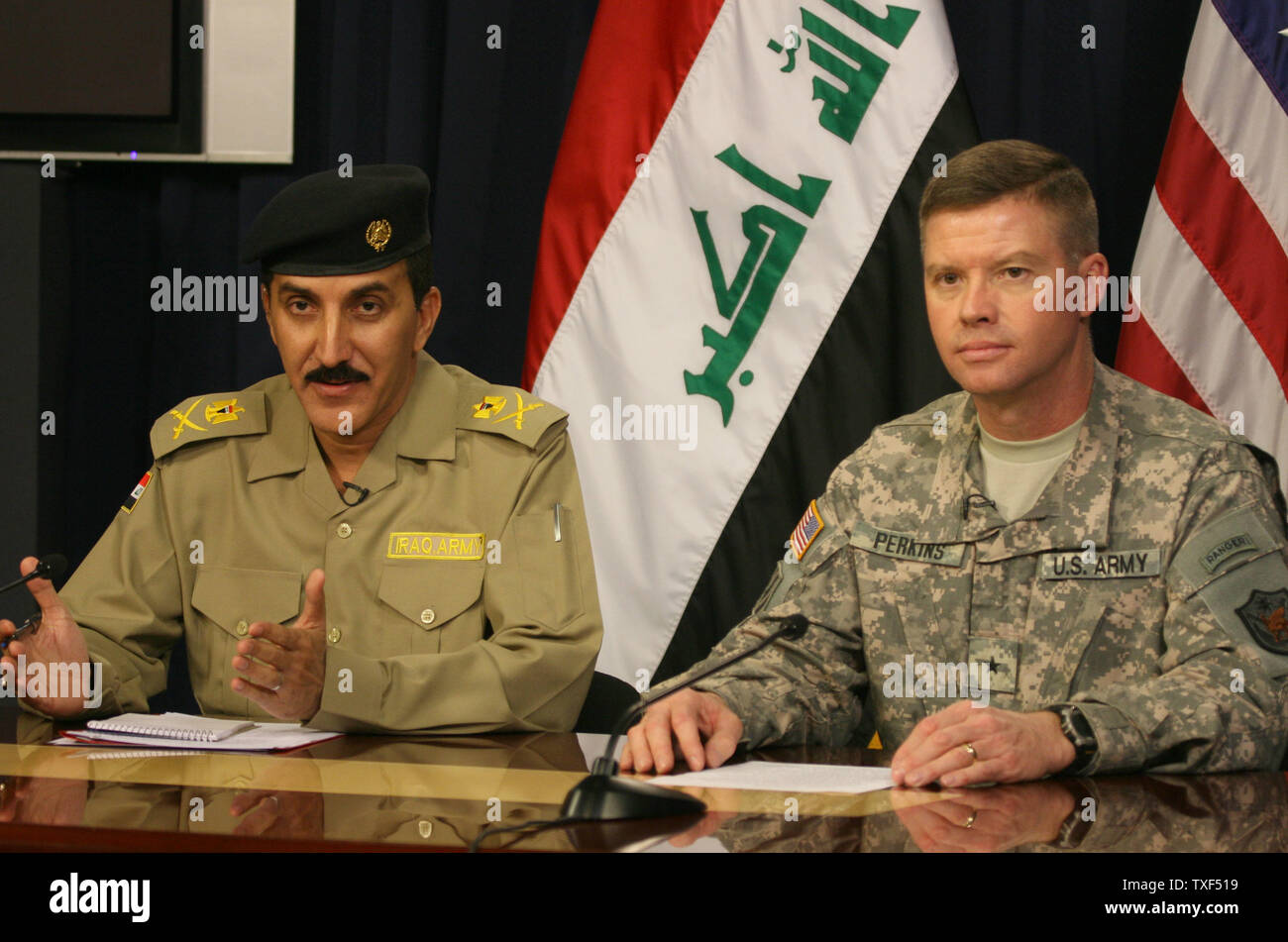 Officier de l'armée de l'armée iraquienne le général Qassim Atta al-Moussawi (L), porte-parole pour l'opération Fardh al-Qanoon et porte-parole de l'armée américaine le Général David Perkins bref les médias sur les opérations militaires, à Bagdad, l'Iraq le 24 septembre 2008. (Photo d'UPI/Ali Jasim) Banque D'Images