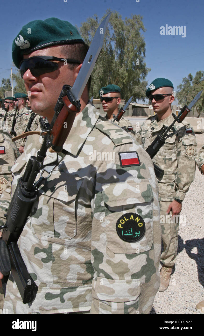 Des soldats polonais de 12e Division Mécanisée au garde à vous au cours de la fin de mission de cérémonie dans leur camp militaire d'Echo à Diwaniya, 130 kilomètres (80 milles) au sud de Bagdad, l'Iraq le 4 octobre 2008. (Photo d'UPI/Ali Jasim) Banque D'Images