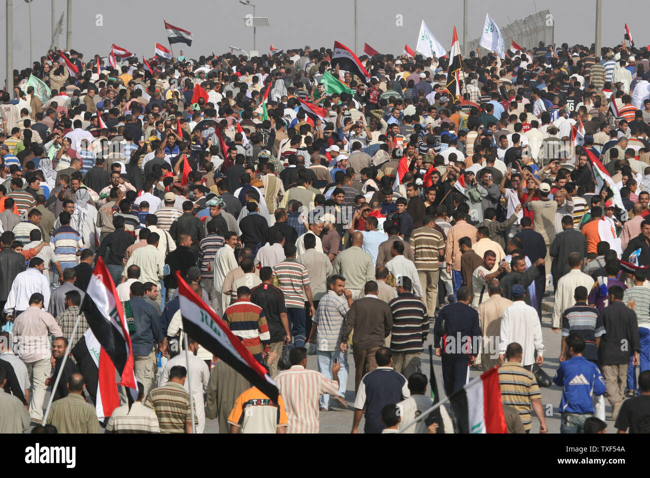 Des milliers de fidèles de clerc chiite Moqtada al-Sadr ont défilé contre un pacte en laissant les forces américaines séjour en Iraq jusqu'en 2011 Square Firdos à Bagdad le 21 novembre 2008. Firdos Square est l'endroit où les troupes américaines ont détruit une statue de Saddam Hussein après l'invasion en 2003. (Photo d'UPI/Ali Jasim) Banque D'Images